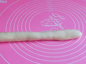 醒好的面团搓成长条状，如图。