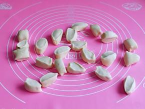 再分割成等份的小面团，撒点干粉，揉圆。