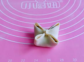 再把两边对折捏紧。