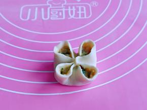 再用手指撑出4个孔，正中间捏紧。