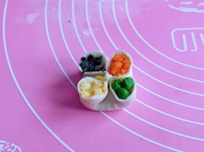 把准备好的四色食材，填入每个孔中就可以啦！