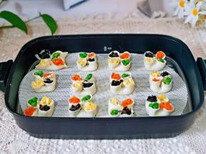 依次做完，锅中加水烧开，再把蒸屉放入锅中，蒸10分钟即可，