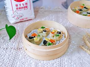 色泽分明，鲜香味美。口感丰富，老少皆宜。