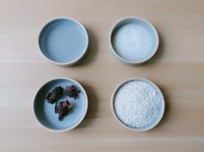 准备藕粉、清水、白糖与洛神花。