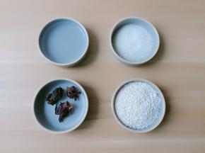 准备藕粉、清水、白糖与洛神花。