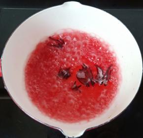 清水加上洛神花一起放入锅里，开火煮开煮到洛神花颜色出来即可。