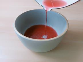 将煮好的水倒入容器里。