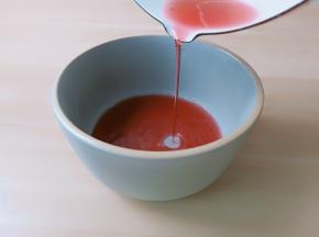 将煮好的水倒入容器里。