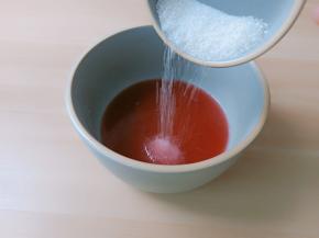 趁热将白糖放下去，用勺子把白糖搅拌融化。