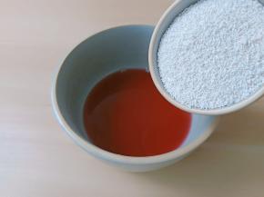 把90克的藕粉放到碗里。