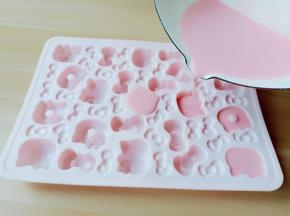 把藕粉水倒入学厨硅胶模具里。