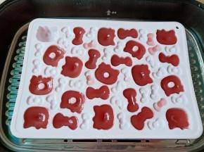 蒸好了拿出来凉透再放冰箱冷藏一小时【冷藏好以后就凝固了】