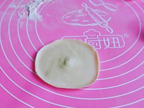 取一个小面团，用擀面杖擀饺子皮。