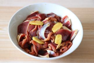 将鸭肫洗净切薄片，放入生姜、盐、料酒、生抽抓均匀腌制半小时以上；