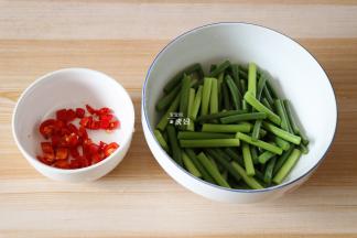 辣椒洗净切碎，蒜苔洗净切段；