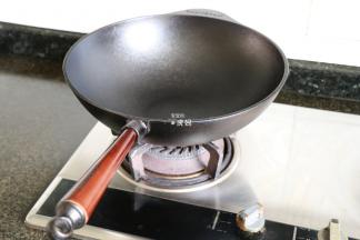 将斯肯特铸铁锅洗净擦干，用小火加热烘干后转中火继续加热半分钟左右，这锅是纯手工制造，健康无涂层而且炉具通用，不仅仅局限于煤气灶使用，终身质保哦；