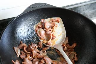 倒入腌制好的鸭肫片下锅爆炒，炒至变色、微微卷起后盛出；