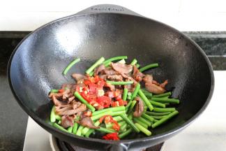 快要出锅前加入红辣椒、适量盐继续翻炒一会儿即可；