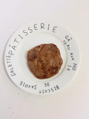 煎好的牛排放入盘中。