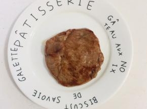 煎好的牛排放入盘中。