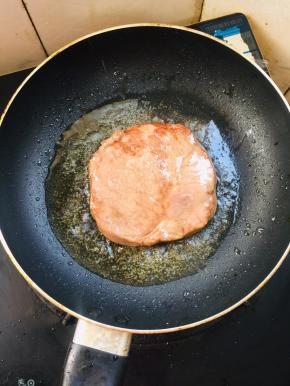 翻面，再煎制两分钟即可关火。