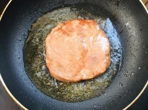 翻面，再煎制两分钟即可关火。