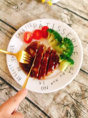 用刀叉把煎好的牛排切成小块儿即可享受美味啦！