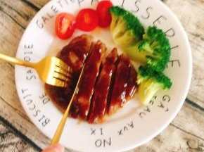 用刀叉把煎好的牛排切成小块儿即可享受美味啦！