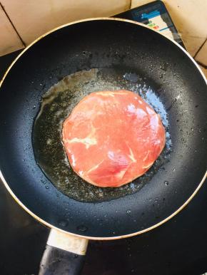 菲力牛排两面刷一层油，平底锅烧热倒入少许的油，调中小火，放入菲力牛排煎制两分钟。