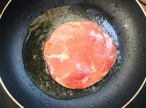 菲力牛排两面刷一层油，平底锅烧热倒入少许的油，调中小火，放入菲力牛排煎制两分钟。