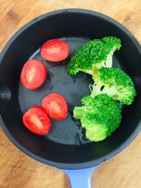 圣女果洗净切成两半，水开后加入少许盐和几滴油把西兰花焯水两分钟捞出沥干水分备用。