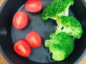 圣女果洗净切成两半，水开后加入少许盐和几滴油把西兰花焯水两分钟捞出沥干水分备用。