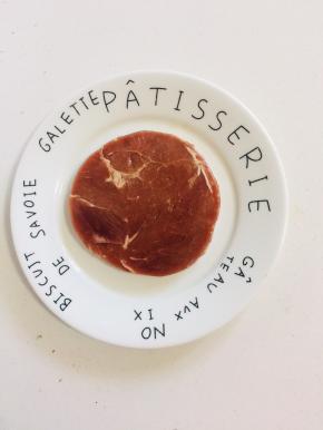 菲力牛排提前十分钟从冰箱取出解冻备用！（这个菲力牛排已经腌制过了，不用清洗，可以直接煎。）