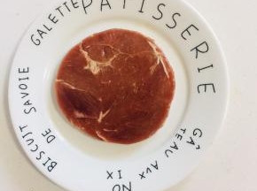 菲力牛排提前十分钟从冰箱取出解冻备用！（这个菲力牛排已经腌制过了，不用清洗，可以直接煎。）