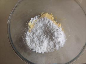 黄油切小块，室温放置软化，倒入糖粉