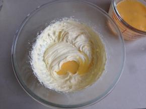 用刮刀拌一下，使糖粉与黄油先混合好，可以防止打发的时候，糖粉飞溅。用电动打蛋器打发黄油，打至黄油体积蓬松。将鸡蛋液分多次加入黄油里打发，待黄油吸收了蛋液再加入下一次