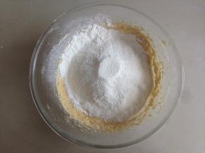 将面粉和泡打粉混合后过筛进去