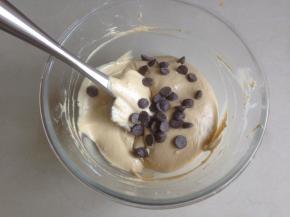 用刮刀混合翻拌均匀，大约翻拌了80下。倒入巧克力豆，混合均匀。我只加入了家里刚好剩下的15克巧克力豆，加多一倍的巧克力豆更好，这样每切一片均可看到巧克力豆