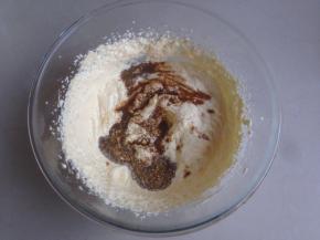 倒入咖啡液（咖啡粉用热水冲泡，搅拌溶解，放凉），再打发