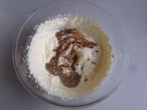 倒入咖啡液（咖啡粉用热水冲泡，搅拌溶解，放凉），再打发