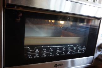 准备好长条形磅蛋糕模，尺寸230*50*65mm，在模具底部垫一张裁好尺寸的油纸，方便脱模。将蛋糕糊倒入磅蛋糕模具里，可以用小汤匙抹平表面，两边高，中间凹。放入已经提前预热好170度的东菱K40C烤箱，烘烤40分钟左右，实际烘烤温度要根据自家烤箱脾气而定