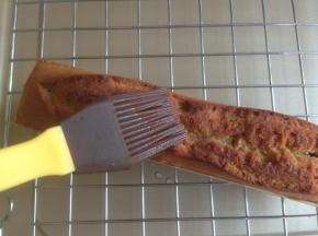 准备糖水，将辅料里的25克糖和40克水都倒入小锅里，小火煮沸，煮至糖全部融化。蛋糕烘烤好后，取出，倒在晾架上，用刷子将糖水刷在蛋糕四周（表面和侧面都要），将全部糖水都刷进去。将蛋糕用保鲜膜包好，放入冰箱冷藏到第二天，切片品尝，可以放入冰箱冷藏保存3、4天呢