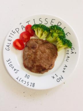 摆上西兰花和圣女果装饰一下。