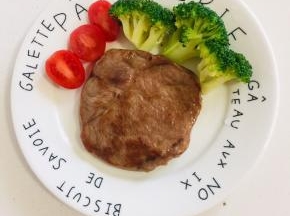 摆上西兰花和圣女果装饰一下。