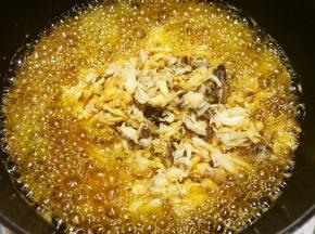 加入蟹肉熬几分钟