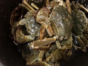 大闸蟹刷洗干净，隔水蒸熟