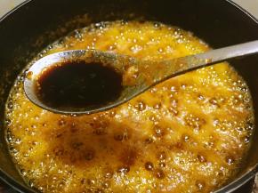 沿着锅边淋入醋，我用的量为这个两勺
再继续中小火熬5.6分钟即可关火