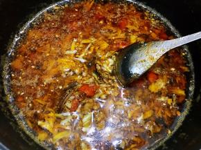 熬制的过程中会有很多泡沫，不要担心等关火后泡沫就会消失变得很清澈了
晾到不太烫后装瓶