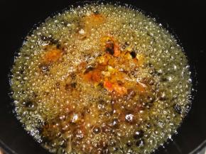 猪油融化后先放入蟹黄蟹膏，中小火熬5.6分钟，能看到油慢慢变成橙黄色
熬制的全程一定要随时翻拌