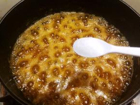 加入盐，盐不要多有个底味就可以了